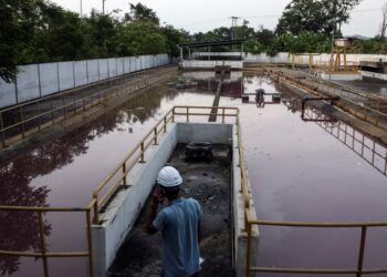 PENDAFTARAN kimia dapat membantu kerajaan mengesan pemilik kilang atau premis yang tidak bertanggungjawab membuang sisa-sisa kimia ke dalam sistem saliran seperti kejadian di loji rawatan air di Taman Velox, Rawang baru-baru ini. – FOTO/ZULFADHLI ZAKI