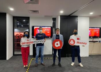 Majlis pelancaran airasia money, pasaran kewangan hasil kerjasama AirAsia dan Ringgitplus, di Kuala Lumpur, semalam.