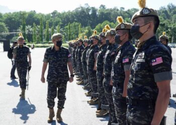 ABD. Rahim Jaafar memeriksa perbarisan kawalan kehormatan 69 Komando pada majlis pelancaran buku ‘69 Komando: Lahad Datu 2013’ di Kem Ulu Kinta, Ipoh,Perak, hari ini. - UTUSAN/ZULFACHRI ZULKIFLI