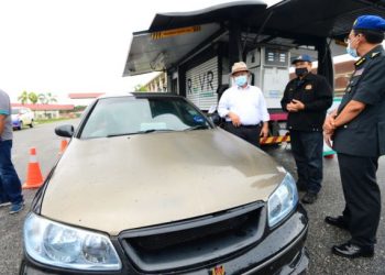 ALEXANDER Nanta Linggi (tiga dari kanan) meninjau program Petronas ROVR di Lipis, Pahang hari ini.