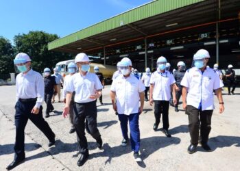 ALEXANDER Nanta Linggi (tengah) meninjau kilang pengeluaran dan pembungkusan minyak sawit di Dengkil, Selangor hari ini.