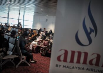 SEBAHAGIAN kumpulan pertama jemaah umrah diuruskan Amal by Malaysia Airlines memulakan penerbangan sulung dengan jet jenis A330 berlepas dari KLIA, Sepang. - UTUSAN/FAIZ ALIF ZUBIR