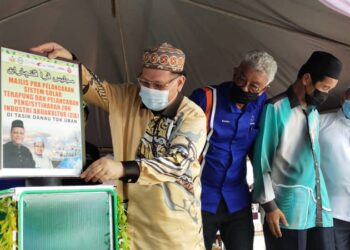 MOHD. Amar Nik Abdullah (kiri) merasmikan Majlis Prapelancaran Projek Solar Terapung dan Pengisytiharan Zon Industri Akuakultur (ZIA) Tasik Danau Tok Uban Pasir Mas, Kelantan, hari ini. - UTUSAN/YATIMIN ABDULLAH