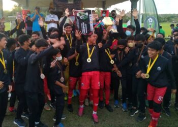 PEMAIN AMD A meraikan kejayaan muncul juara ICFL Kelantan B-16 Kebangsan di Tanah Merah, Kelantan semalam.