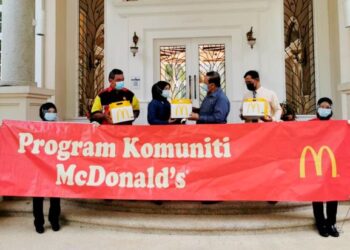 AMINUDDIN Harun (belakang, dua dari kanan) menerima sumbangan sarapan pagi daripada Pengurus Besar Mc’ Donald Drive Thru Seremban, Zuliyana Sulaiman untuk diagihkan kepada pelajar yang menduduki Peperiksaan Sijil Pelajaran Malaysia (SPM) di Kediaman Rasmi Menteri Besar di Seremban hari ini. - FOTO/AFIFI HAFIZ MOHD NOR