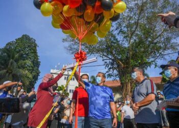 AMINUDDIN Harun (tiga dari kanan) memotong riben sebagai simbolik perasmian Taman Rekreasi Air Seremban di Taman Tasik Seremban, Seremban, hari ini.