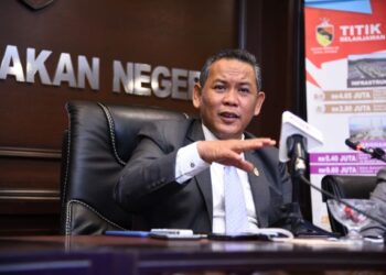 AMINUDDIN Harun dalam sidang akhbar selepas mempengerusikan Mesyuarat Mingguan Exco di Wisma Negeri, Seremban dekat sini hari ini.- FOTO/BADRUL HAFIZAN MAT ISA