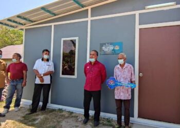 AMIRUDDIN Hamzah (dua dari kanan) bersama penerima sumbangan rumah baharu, Nayan Arof (kanan) di Kampung Darat, Changlun, Kubang Pasu, Kedah hari ini.