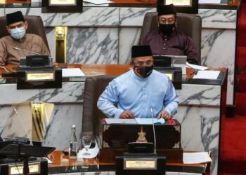 AMIRUDIN Shari membentangkan Belanjawan Selangor 2022 yang bertemakan ‘Kita Selangor: Negeri Tahan Uji Mengangkat Martabat Insani’ di Dewan Undangan Negeri (DUN) Selangor, hari ini. - FOTO/AFIQ RAZALI