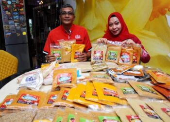 ABDUL WALID dan isterinya, Sherina Hassan menunjukkan pelbagai jenis produk berasaskan rempah yang dikeluarkan syarikat mereka, AMS Sdn. Bhd. – UTUSAN/RAJA JAAFAR ALI