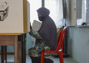 SEORANG warga emas hadir mengundi pada PRU15 di SMK Dato Ahmad Razali, Ampang, pagi tadi. - FOTO/SHIDDIEQIIN ZON