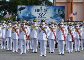 PEGAWAI dan anggota yang menyertai perbarisan sempena sambutan ulang tahun Ke-87 TLDM di Padang Kawad KD Pelandok di Pangkalan TLDM Lumut ini. - IHSAN TLDM