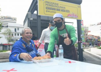 ANNUAR Musa meninjau Program Pembangunan Usahawan Anak Muda Kota @Wilayah dekat Dataran Merdeka di Kuala Lumpur, hari ini.