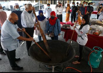 ANNUAR Musa (dua kiri) bersama Presiden Perbadanan Putrajaya Datuk Dr. Aminuddin Hassim (kiri) mengacau bubur pada Program Bubur Asyura Bersama Komuniti di Surau An-Najah Presint 9, Putrajaya hari ini. - UTUSAN/FAISOL MUSTAFA