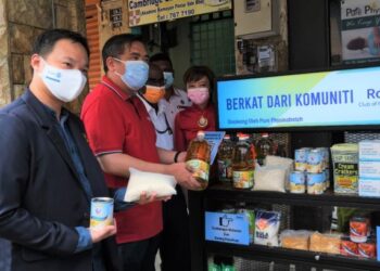 ANTHONY Loke Siew Fook (dua dari kiri) ketika melancarkan Rak Berkat yang menempatkan barangan makanan dan keperluan harian kelolaan Rotary Club Petaling Jaya di Kemayan Square, Seremban hari ini. Yang hadir sama, Presiden Rotary Club Petaling Jaya, Victor Lee (kiri). - FOTO/BADRUL HAFIZAN MAT ISA