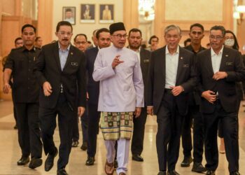 ANWAR Ibrahim ketika hadir pada perjumpaan Perdana Menteri bersama warga Jabatan Perdana Menteri di Putrajaya. - UTUSAN/FAISOL MUSTAFA