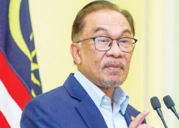 ANWAR Ibrahim selepas mempengerusikan Mesyuarat Kabinet di Pejabat Perdana Menteri, Putrajaya. - FOTO/FAISOL MUSTAFA