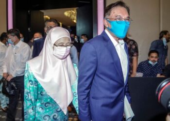 ANWAR Ibrahim bersama Dr. Wan Azizah tiba untuk sidang akhbar khas di Kuala Lumpur hari ini.