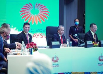 Perdana Menteri, Tan Sri Muhyiddin Yassin mempengerusikan Majlis Persidangan Kerjasama Ekonomi Asia Pasifik (APEC) 2020 di Hotel Hilton, Kuala Lumpur, Jumaat lalu. – UTUSAN/MUHAMAD IQBAL ROSLI