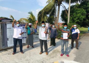 SEBAHAGIAN wakil penduduk Taman Universiti dan kawasan sekitarnya membantah tindakan dua pasar raya menjual arak di Batu Pahat, Johor. - UTUSAN/MOHAMAD FAHD RAHMAT