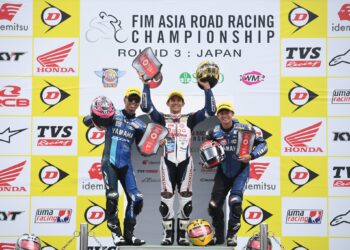 HARUKI Noguchi (tengah) bersama Kasma Daniel (kiri) dan Yuki Ito di pentas podium perlumbaan 2, pusingan ketiga ARRC di  Litar Sugo, hari ini.