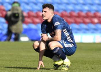 REAKSI Granit Xhaka  selepas melakukan kesilapan yang menghukum pasukannya ketika menentang Burnley hari ini. - AFP