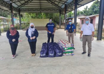 BAKUL makanan yang dihantar ke Kampung Orang Asli Sungai Selangi selepas 55 penduduknya disahkan positif Covid-19 di Kota Tinggi, Johor.