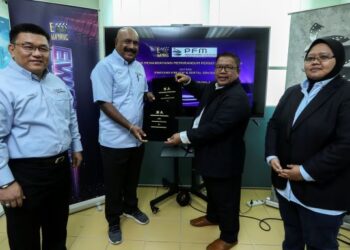 AZMI Ismail menyerahkan memorandum persefahaman (MOU) sebagai tanda kerjasama yang dimeterai kepada Presiden Penerbit Filem Malaysia (PFM), Pansha.