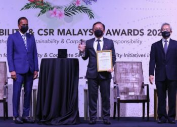 PENGARAH Perhubungan Korporat Astro, Mazhairul Jamaluddin menerima anugerah kecemerlangan CSR dalam satu majlis di Kuala Lumpur, semalam.