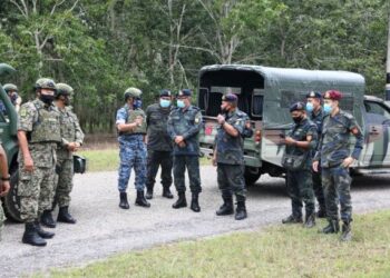 AFFENDI Buang (tiga dari kiri) meninjau kawalan operasi di kawasan sempadan Malaysia-Thailand di Bukit Kayu Hitam, Kubang Pasu hari ini.