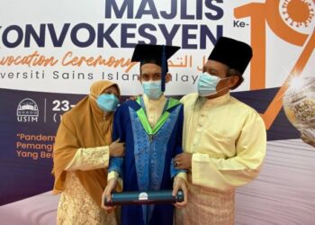 AHMAD Zahiruddin Zailani bersama ibu dan bapanya selepas bergelar graduan Ijazah Sarjana Muda Pengajian al-Quran dengan Multimedia pada Majlis Konvokesyen Kali Ke-19 USIM di Nilai, Seremban, semalam.