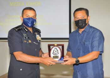 AYOB Khan Mydin Pitchay menyampaikan cenderamata kepada Presiden Kelab Media Johor, Mohd. Fauzi Ishak sempena Majlis Apresiasi Ketua Polis Johor bersama Media Johor di IPK, Johor Bahru -UTUSAN/RAJA JAAFAR ALI