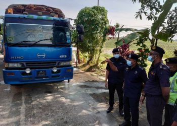 AYOB Khan Mydin Pitchay (dua kiri) melihat lori yang diperiksa semasa Op Perdagangan JSPT Johor bersama JPJ Johor di Ulu Tiram, Johor Bahru, semalam. - UTUSAN/BAZLAN IBRAHIM