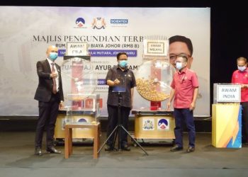 AYUB Jamil (tengah) menyempurnakan Majlis Pengundian Terbuka Rumah Mampu Biaya Johor secara dalam talian di Auditorium RTM, Johor Bahru hari ini. - FOTO/KHAIRUL MOHD ALI