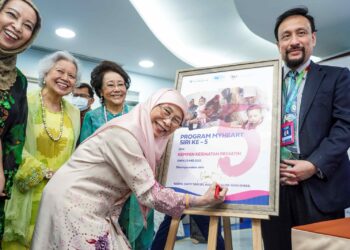 Dr. Wan Azizah Wan Ismail menandatangani plak sebagai gimik perasmian Program MYHeart Siri ke-5 dan Kempen Kesihatan Prihatin di Wad Pediatrik, Institut Jantung Negara (IJN) semalam. Turut menyaksikan, Dr. Halimaton Hamdan (kiri) dan Dr. Aishah Ong (tiga dari kiri). - UTUSAN/MUHAMAD IQBAL ROSLI