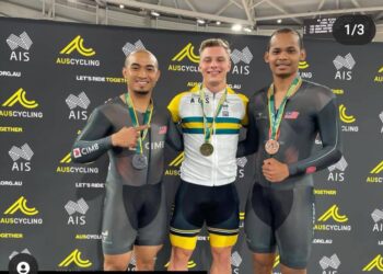 AZIZULHASNI Awang (kiri) dan Shah Firdaus Sahrom meraikan kejayaan menaiki podium pada Kejohanan Berbasikal Australia.