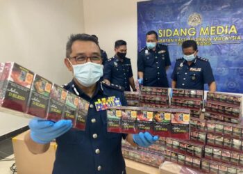 ABDUL Halim Ramli menunjukkan sebahagian daripada 9.65 juta batang rokok seludup yang dirampas dalam dua serbuan berasingan di Pelabuhan Klang dalam sidang akhbar di Butterworth, Pulau Pinang.