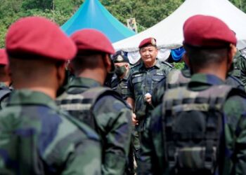 ABDUL Hamid Bador memberi kata-kata semangat kepada kumpulan pelatih pada Penutupan Kursus Asas Konstabel Orang Asli di Briged Utara Pasukan Gerakan Am(PGA) Ulu Kinta, Ipoh hari ini. - FOTO/ZULFACHRI ZULKIFLI