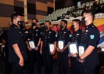 ABDUL Hamid Bador (kiri) beramah mesra bersama kumpulan pelatih pada Majlis Pemakaian Sayap Juruterbang dan Penutupan Kursus 'Private Pilot's Licence' (PPL) di Pangkalan Latihan Pasukan Gerakan Udara(PLPGU) Ipoh, Perak hari ini. - FOTO/ZULFACHRI ZULKIFLI