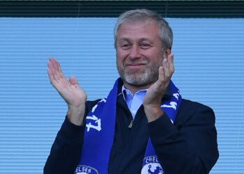 Roman Abramovich menyerahkan penjagaan Chelsea kepada pemegang amanah yayasan amal kelab bagi mengelak mereka daripada dikenakan sekatan ekoran serangan Rusia terhadap Ukraine.