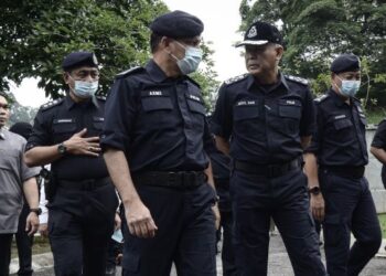 ACRYL Sani Abdullah Sani (tiga dari kanan) ketika melawat Pusat Penamaan Calon Lembah Pantai di Pusat Komuniti Bukit Bandaraya, Kuala Lumpur, semalam. - FOTO/FAIZ ALIF AHMAD ZUBIR