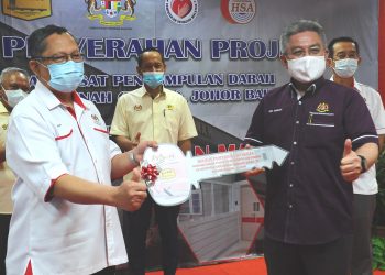 ADHAM Baba (kanan) menerima replika kunci daripada Pengarah Kesihatan negeri, Datuk Dr. Aman Rabu. sebagai simbolik Majlis Penyerahan Projek Naik Taraf Pusat Pengumpulan Darah HSA di Johor Bahru, Johor hari ini. - UTUSAN/ RAJA JAAFAR ALI