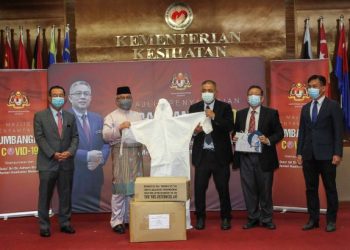 ADHAM Baba menerima sumbangan daripada Presiden Gabungan Persatuan Alumni Universiti Taiwan Malaysia, Datuk Ting Siew Haw (tiga dari kanan) pada majlis penyampaian sumbangan Covid-19 di Putrajaya hari ini. - FOTO/FAISOL MUSTAFA