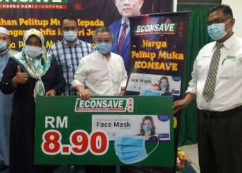 ADHAM Baba merasmikan majlis Penyerahan Pelitup Muka Kepada Pertubuhan Gabungan Tahfiz Negeri Johor dan Pelancaran Harga Pelitup Muka Econsave di Evonsave Kota Tinggi, Johor, hari ini.