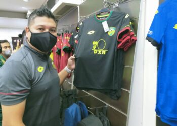 AIDIL Sharin Sahak memegang jersi ketiga KDA FC yang dilancarkan hari ini. - UTUSAN/MOHD. RAFIE AZIMI