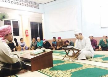 MOHD. Hanif Hassan (kiri) bersama pelajar tahfiz dalam pengajian hafalan bersemuka di MTAB di Pasir Mas, Kelantan. -UTUSAN/TOREK SULONG