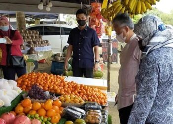 Seri Paduka Baginda berdua tertarik dengan buah-buahan yang dijual di gerai SUMBER  FB  ISTANA NEGARA