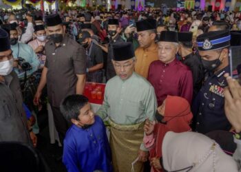 AL-SULTAN Abdullah berkenan beramah-mesra dengan pengunjung Rumah Terbuka Aidilfitri Perdana Menteri dan Jemaah Menteri di Kompleks Seri Perdana, Putrajaya hari ini. - UTUSAN/AMIR KHALID