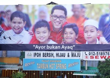 Sudah jadi ‘tagline’... Poster besar dengan ayat ‘ayor bukan ayaq’ yang dipasang di sebuah premis di pekan Tambun, di Ipoh menjelang PRU15. – GAMBAR HIASAN /MUHAMAD NAZREEN SYAH MUSTHAFA