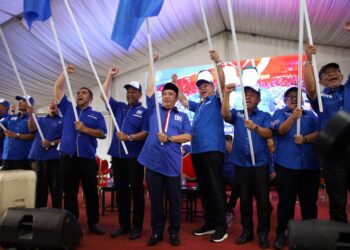 AHMAD Jazlan Yaakub bersama kepemimpinan BN Kelantan mengibarkan bendera pada Majlis Pelancaran Jentera BN Kelantan di Labok, Machang hari ini. - UTUSAN/KAMARUL BISMI KAMARUZAMAN